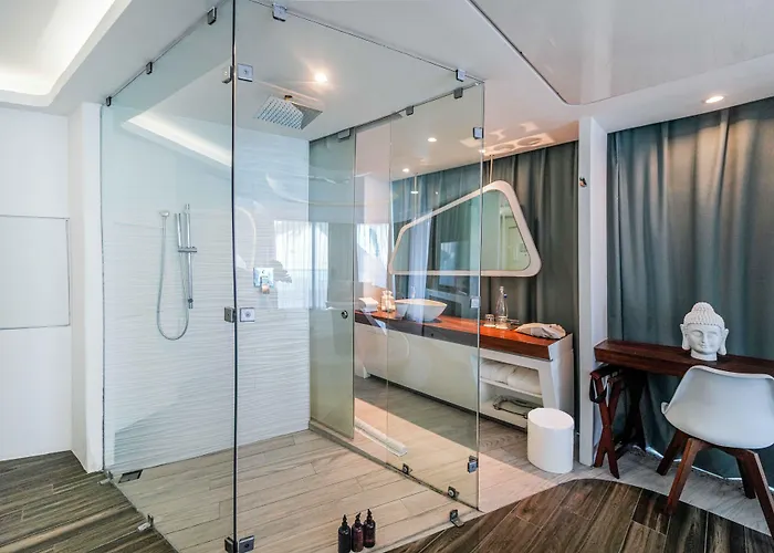 We Uniq El Carmen Adults Only 5*